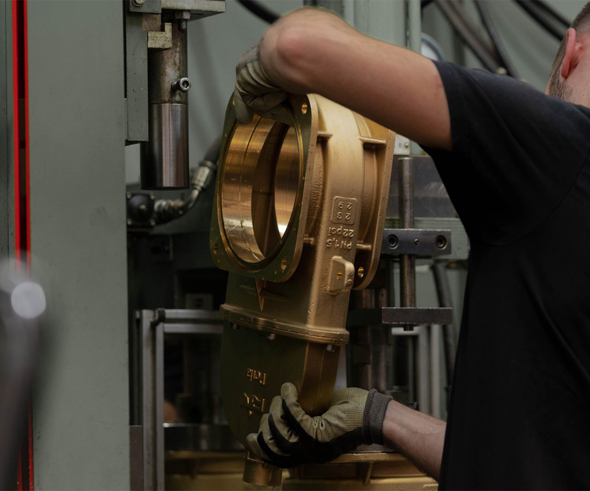 Einbau RIV-Kolbenschieber Ein Mann beim Einbau eines Kolbenschiebers von RIV